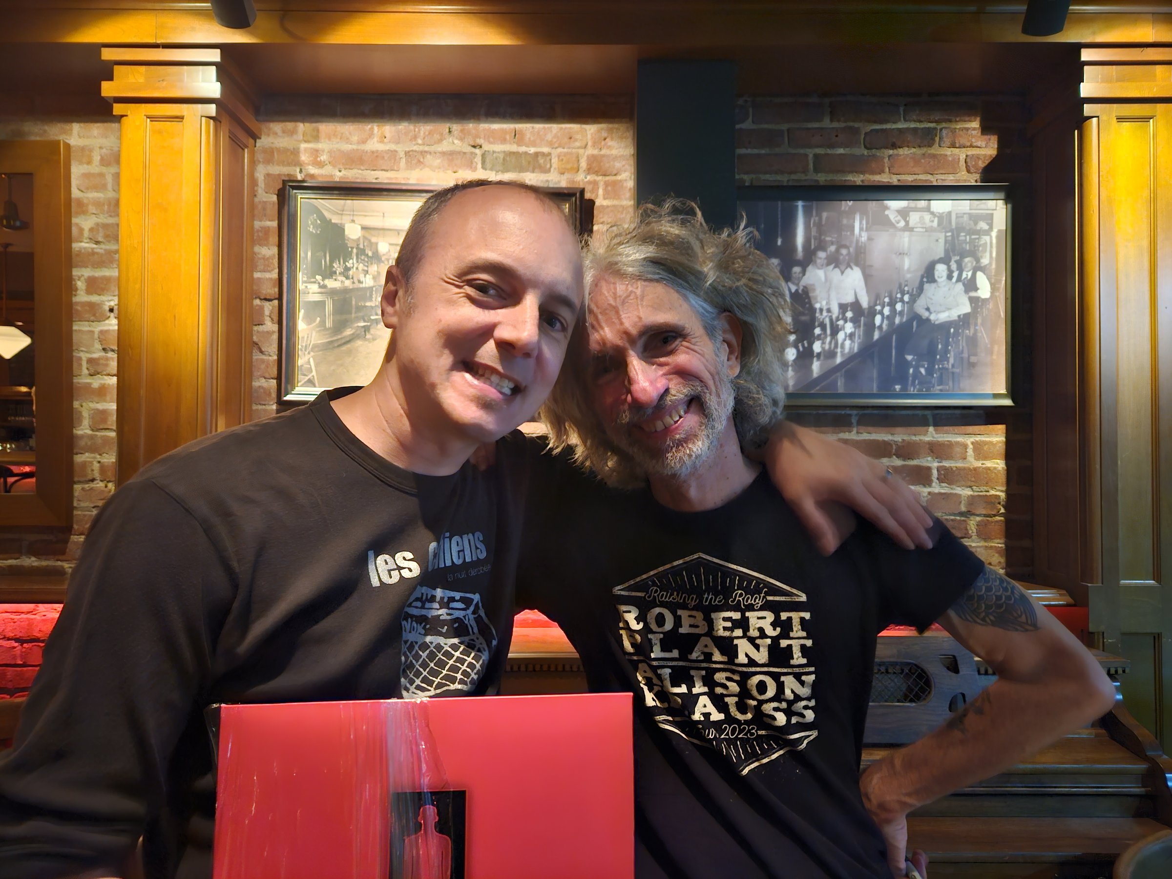 Martin avec Éric Goulet, Monsieur Mono, leader des Chiens